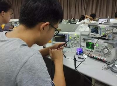 理科男生如何選擇高薪專業？聚焦信息電子技術服務領域